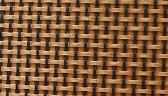 圖片只是示意圖，并不是真正的玻纖布，基本上由經(jīng)緯兩股材料交錯編織而成，經(jīng)緯的交錯間如果有空隙，就容易藏水分，所以一般會以透氣性來檢查其密合度。