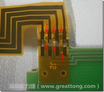 這張圖所顯示的，PCBA工廠實(shí)際進(jìn)行HotBar(熱壓熔錫焊接)焊接的時(shí)候，經(jīng)常會(huì)出現(xiàn)這類焊墊之間短路的問題，下面的圖示為比較嚴(yán)重的案例，大部分都只有部份溢錫，但這對(duì)品質(zhì)信賴杜已經(jīng)產(chǎn)生了及大的為害，既使現(xiàn)在測(cè)試沒有出現(xiàn)問題，難保在高溫膏濕的環(huán)境下不會(huì)出現(xiàn)電子遷移(Electromigration)的現(xiàn)象。