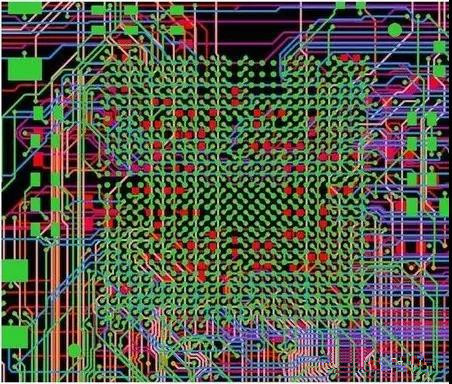圖18：BGA布線。(頂部)傳統(tǒng)的自動布線器。38個(gè)網(wǎng)絡(luò)沒有完成布線。(底部)任意角度的拓?fù)涫阶詣硬季€器。所有網(wǎng)絡(luò)都完成了布線。