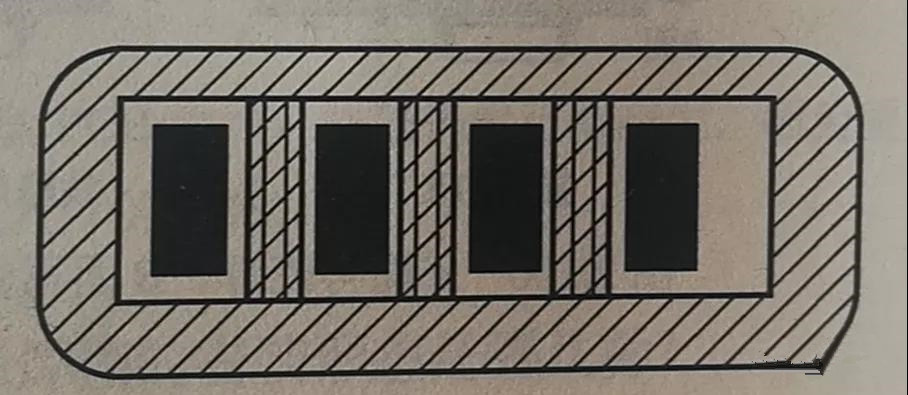 在兩個焊盤之間有導線通過時，應采取PCB阻焊設計，以防止焊接短路